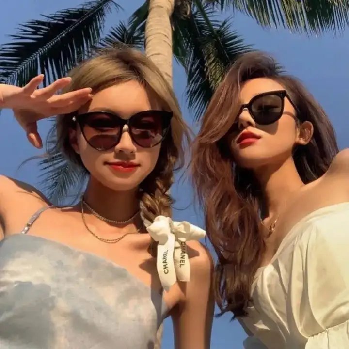 给小酒馆女子喝高杯酒